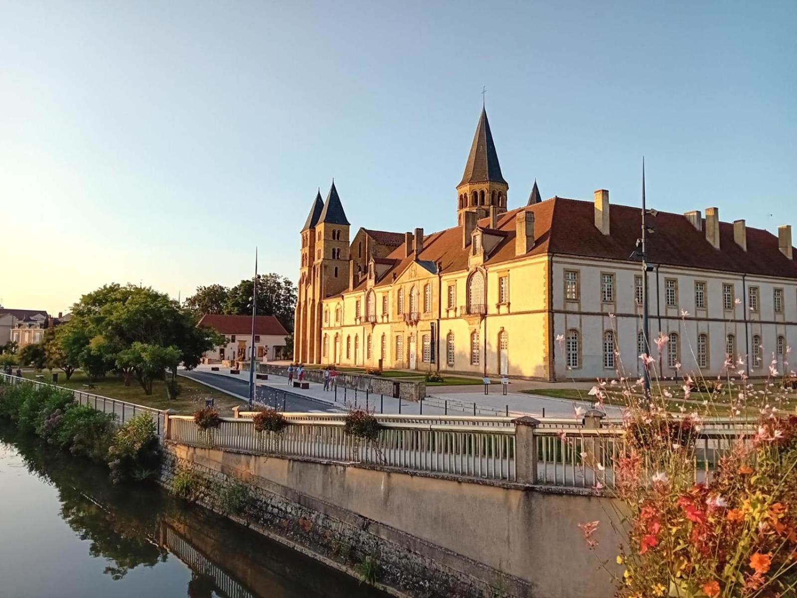 Big Townhouse In Paray Le Monial For 25 People Villa Eksteriør billede